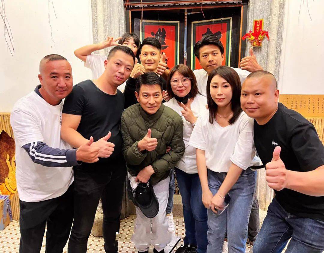 刘德华街头拍戏遭粉丝围堵和剧透,60岁疲态肉眼可见,座驾上百万_刘伟