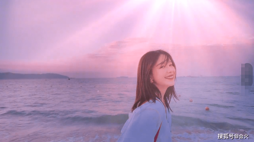 阚清子,让人看着心情都很好,觉得是个极阳光的女孩,连同背后的大海都