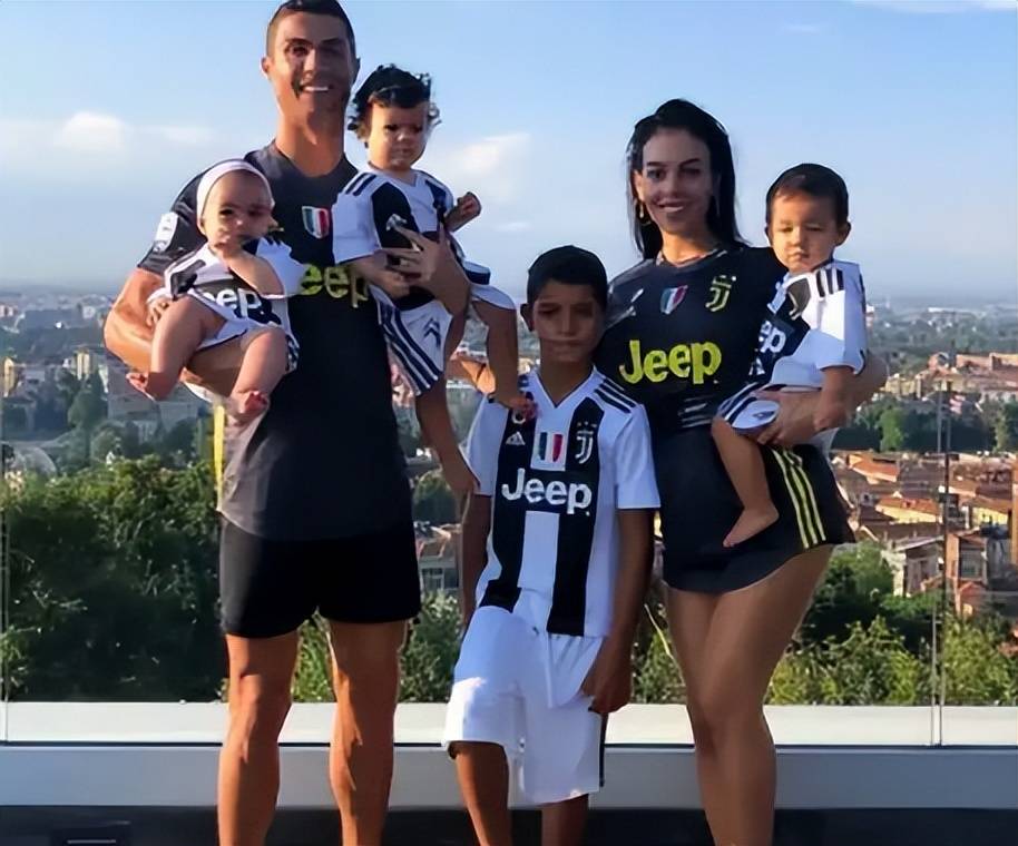 不管怎样,乔治娜和c罗都给予了迷你罗很多的关爱,他