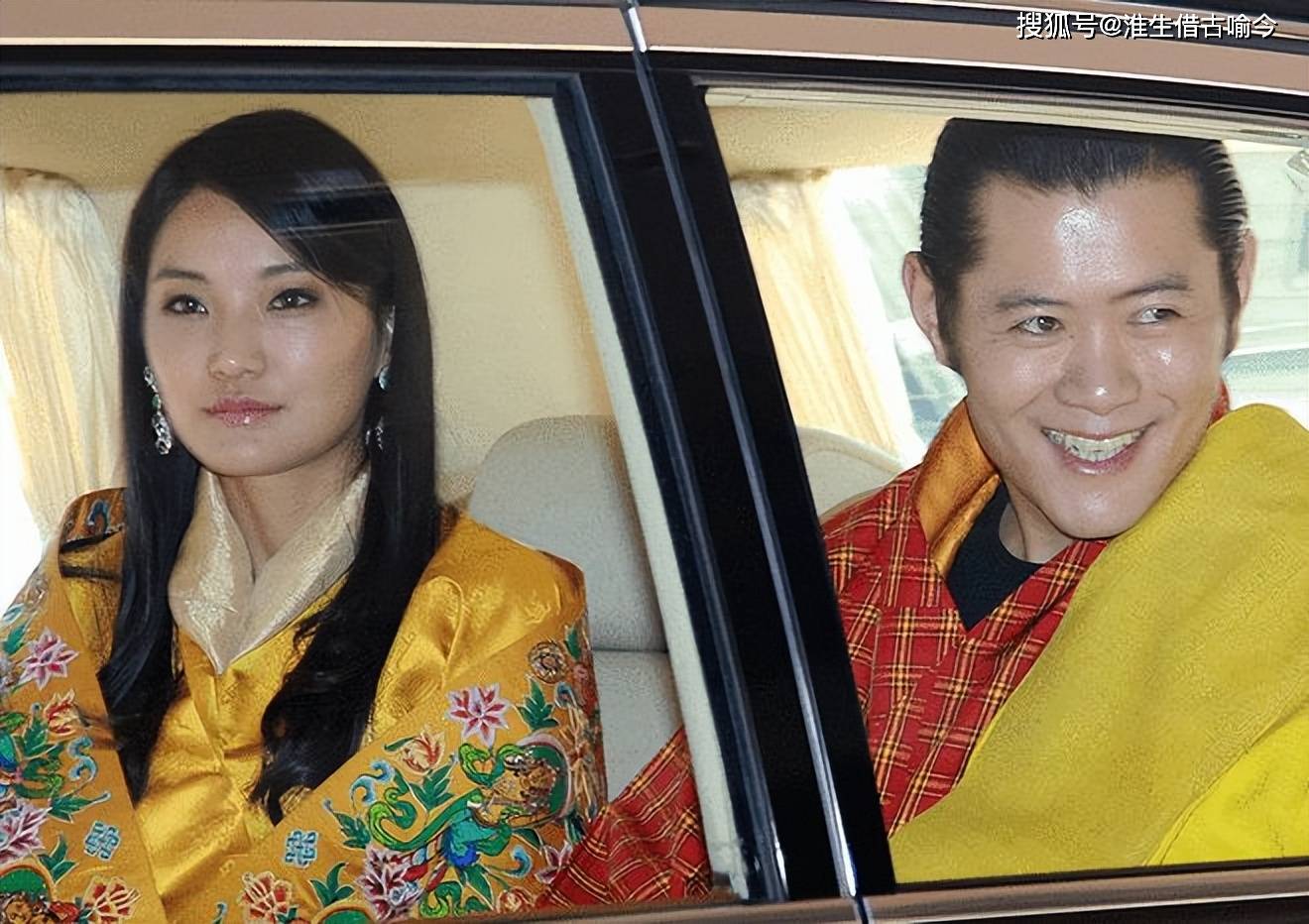 原创2020年不丹最美公主嫁入嫂子佩玛家族穿不丹红嫁衣戴牡丹皇冠
