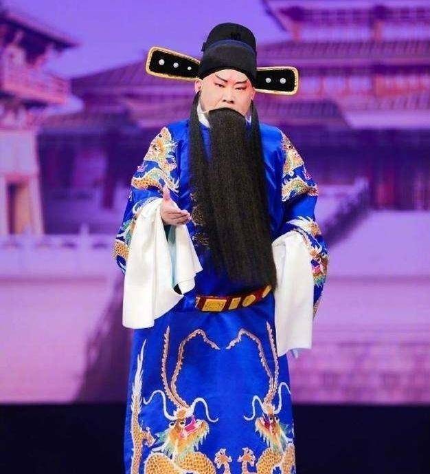 但是在其复排的传统京剧剧目《贱骨头》中加入了这样一句话,那就是"说