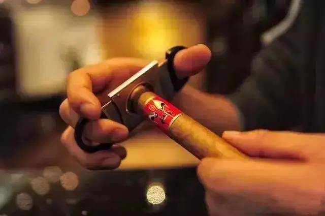 价格不菲的雪茄,为什么还会抽到腮帮子酸疼?_影响_烟叶_情况