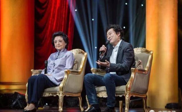 小提琴演奏家:俞丽拿(左),吕思清(右)小提琴协奏曲《梁祝》背后究竟有