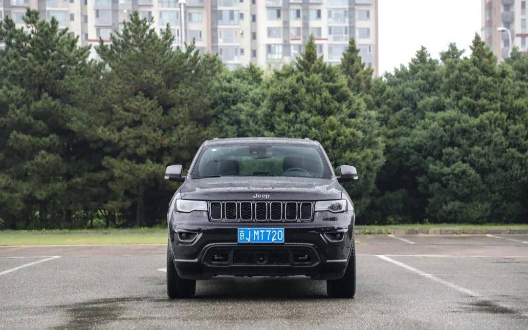 jeep大切诺基30lv68at全车黑化气质爆表