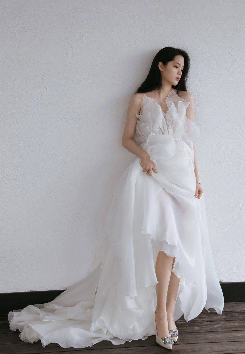 欧阳娜娜米白色网纱礼服出席活动,抹胸设计超显身材,表现力吸睛