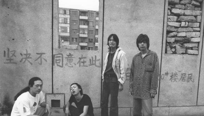 而后主唱丰江舟做了电子乐并且涉猎多媒体领域,乐迷们都不知道两名日