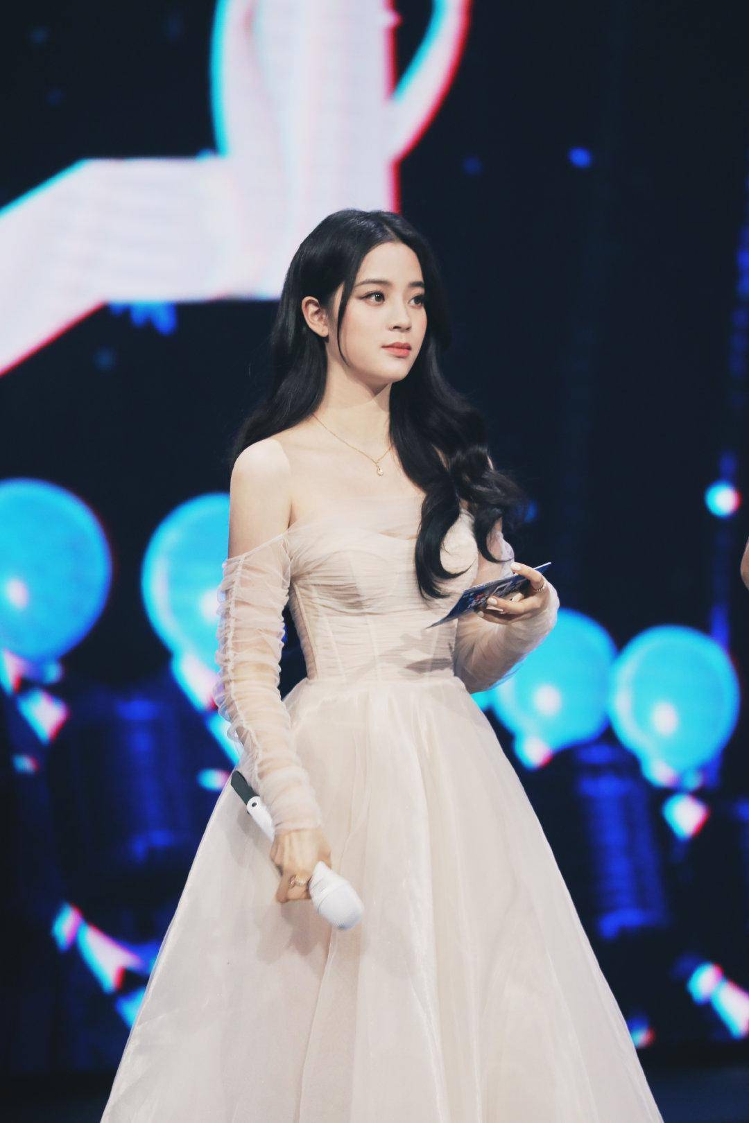 欧阳娜娜米白色网纱礼服出席活动抹胸设计超显身材表现力吸睛