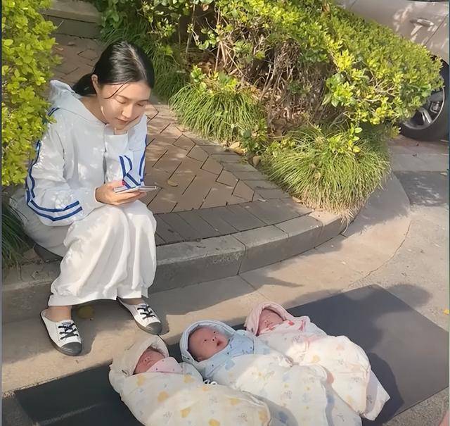 上海三胞胎宝妈在小区摆摊“晒娃”，邻居羡慕围观一番话逗乐网友