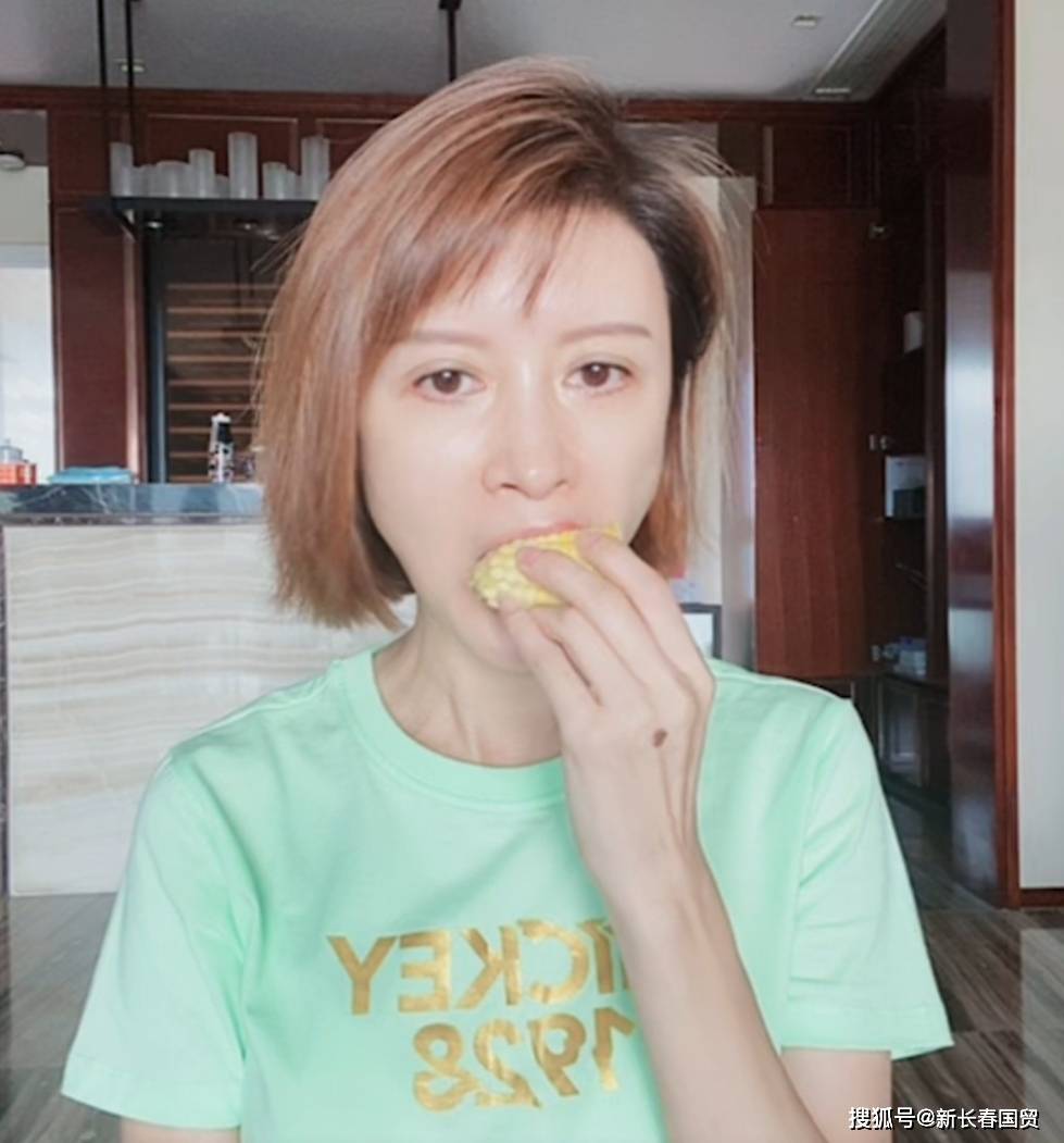 47岁孔雀公主金巧巧素颜照曝光撞脸六小龄童