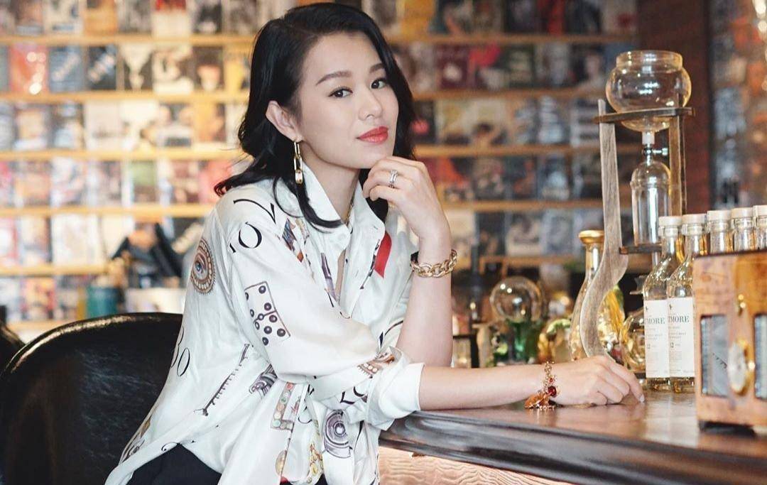近期胡杏儿参与录制的《鲁豫有约》节目正式播出,节目的收视率也是