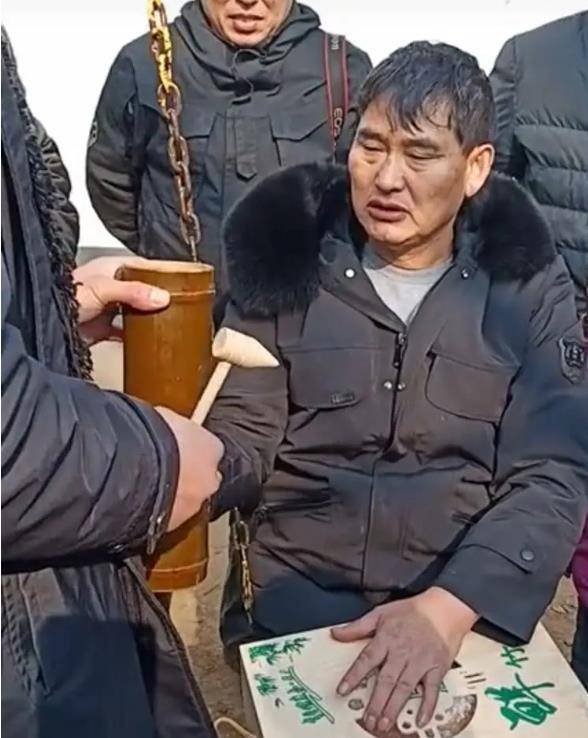 原创网友喊话大衣哥躺路边晒太阳忍了但脸上的厚皴可否洗一下