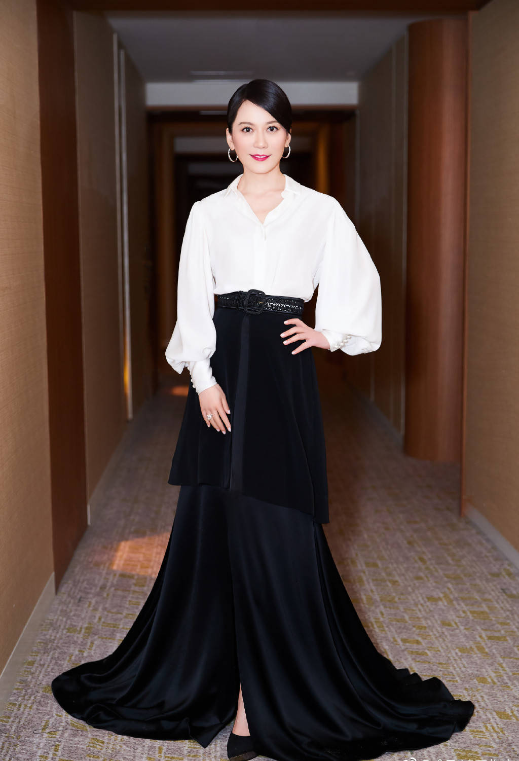 48岁俞飞鸿大谈保养秘诀穿黑色礼服裙太动人她就是自己的女王