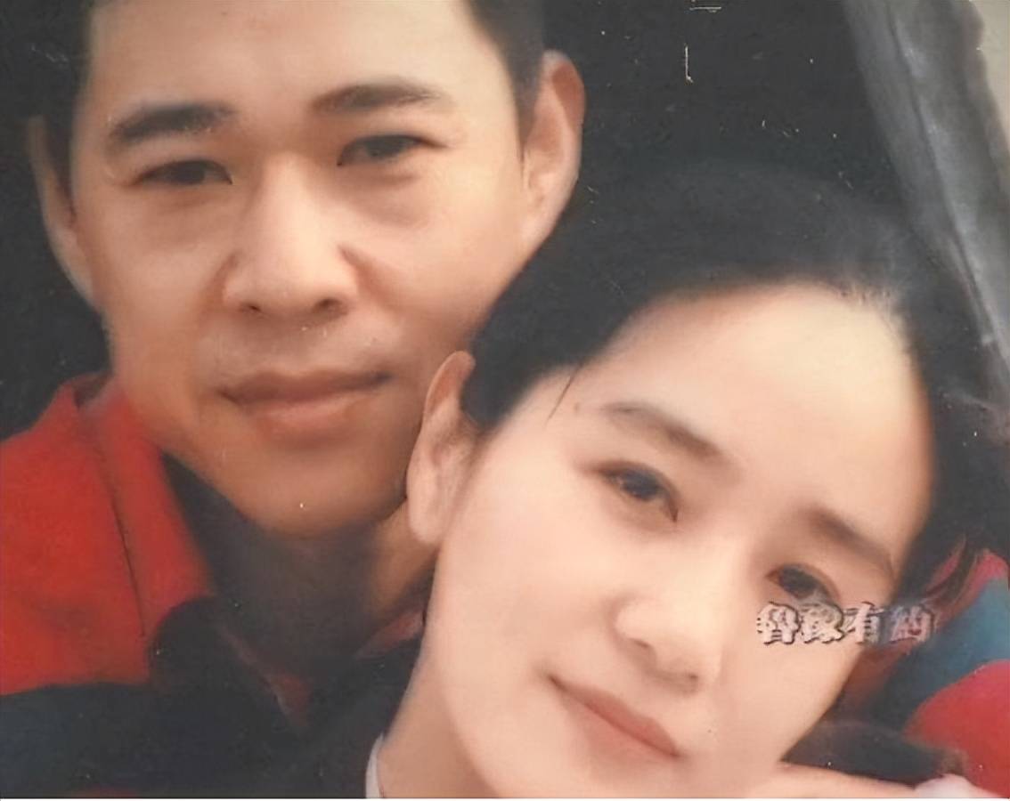 原创硬汉张丰毅二婚娶小12岁霍凡28年宠妻如宝两人至今无子
