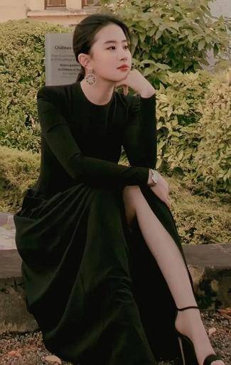 原创刘亦菲170身材好惊艳黑色高开叉连衣裙凹造型满屏都是大长腿