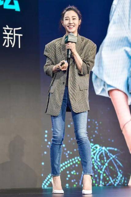 白百何复出后长胖穿灰色西装外套配牛仔裤腿粗得像130斤