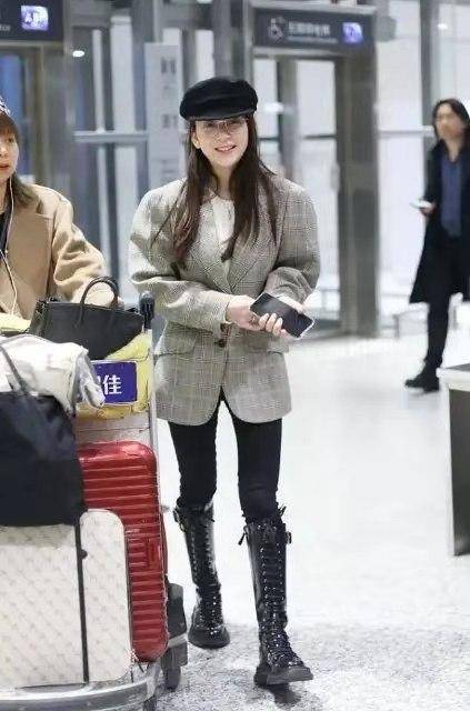 娇妻走机场,灰色格纹西装配马丁靴,素颜也美成这样_版型_颜色_方媛