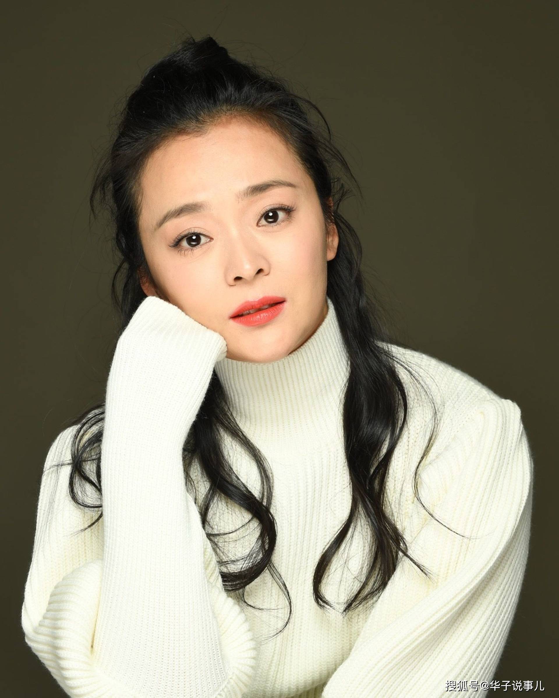 嘉毕业于北京电影学院,在黄晓明版的《神雕侠侣》中,她曾出演程英一角