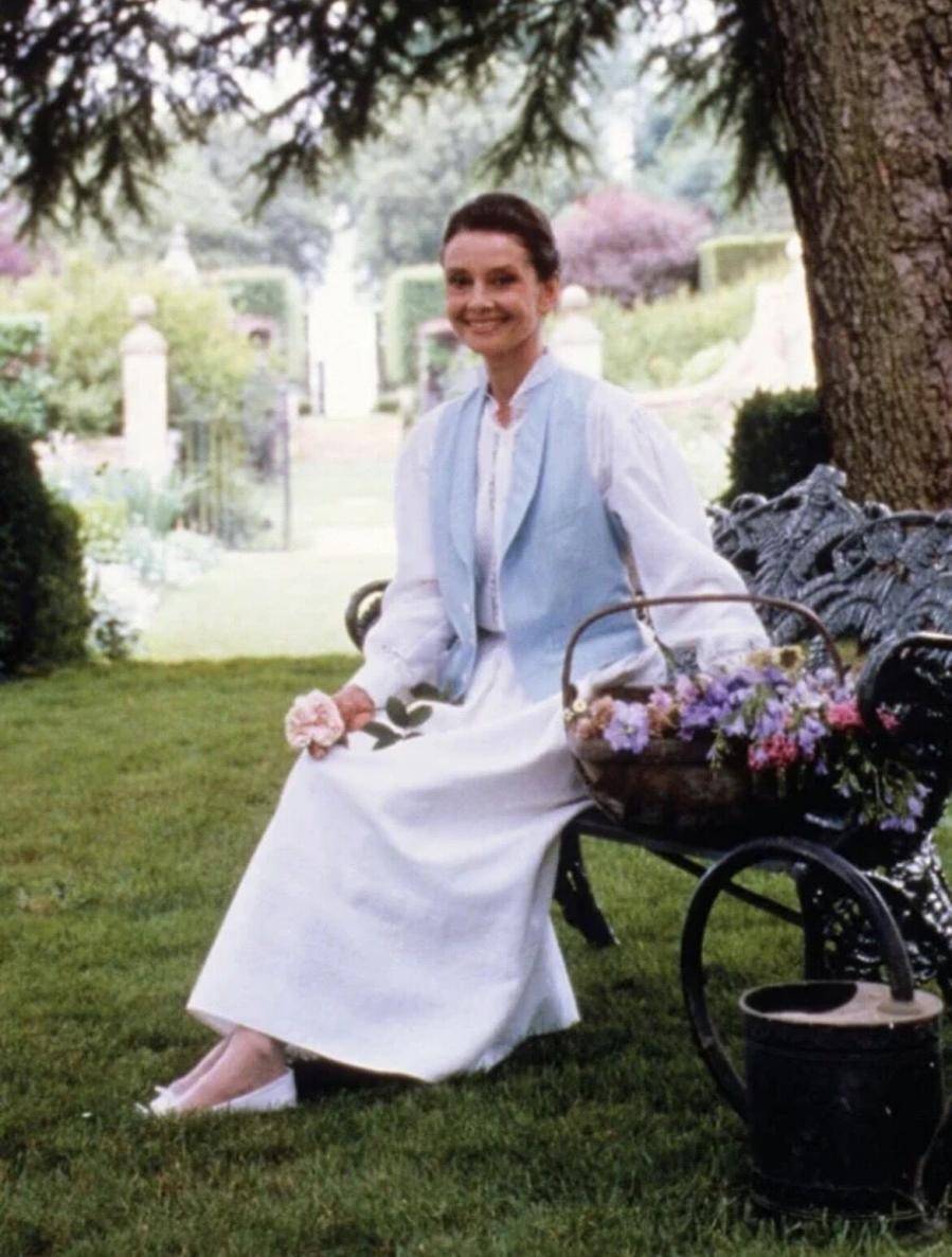 原创看了赫本的穿搭我才明白她的优雅时尚现在穿也是潮流