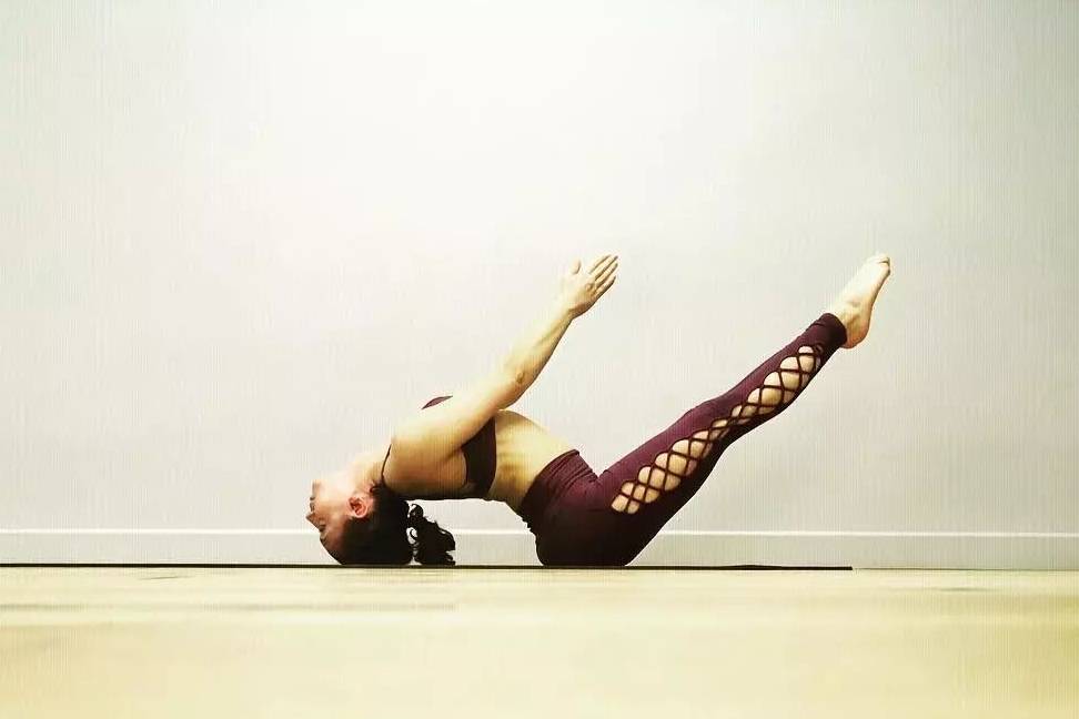 原创练习瑜伽的起飞式全身肌肉一起运动加速燃烧卡路里