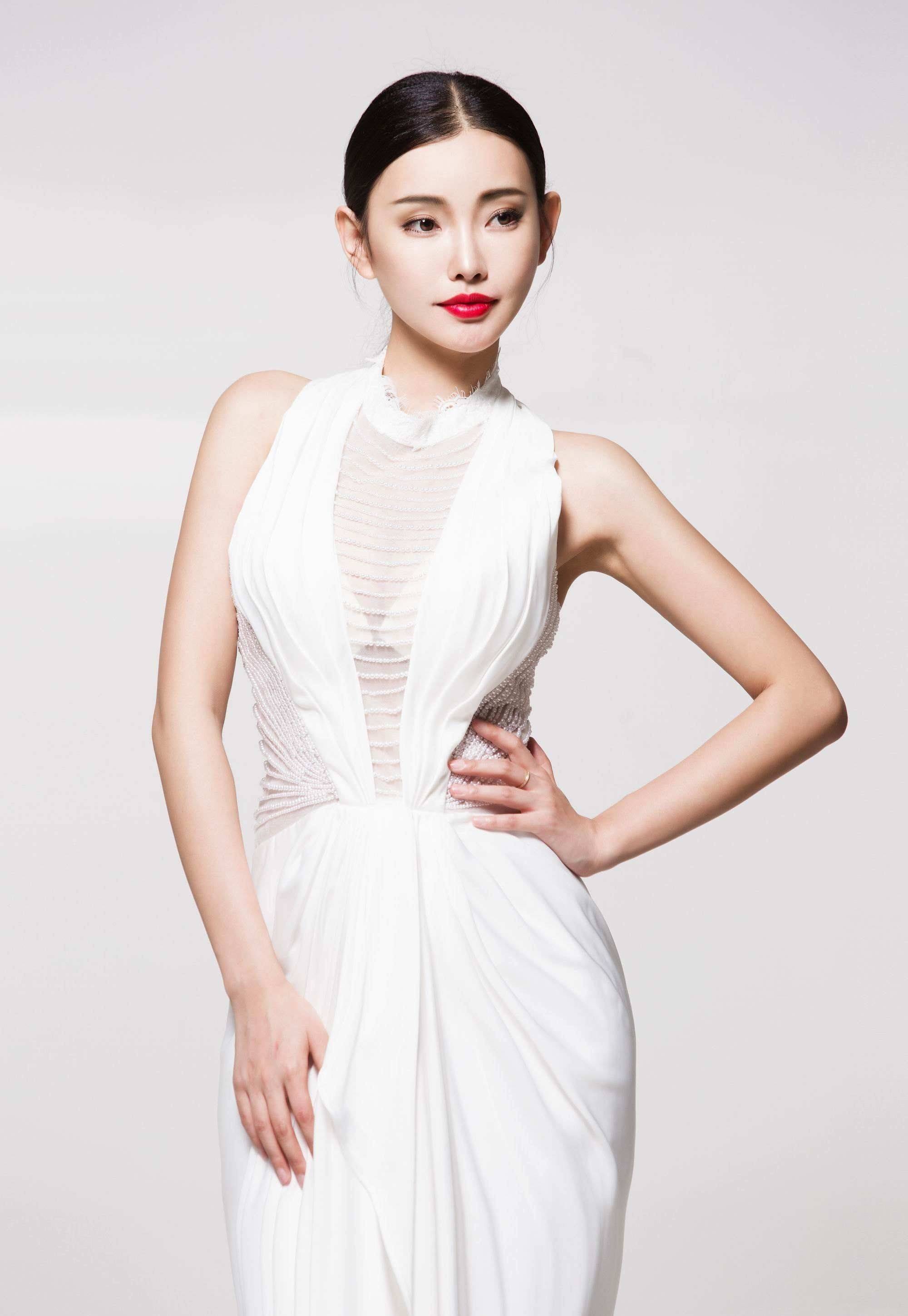 被王晶发掘时才读大二拍3部电影狂捞26亿今成最美晶女郎