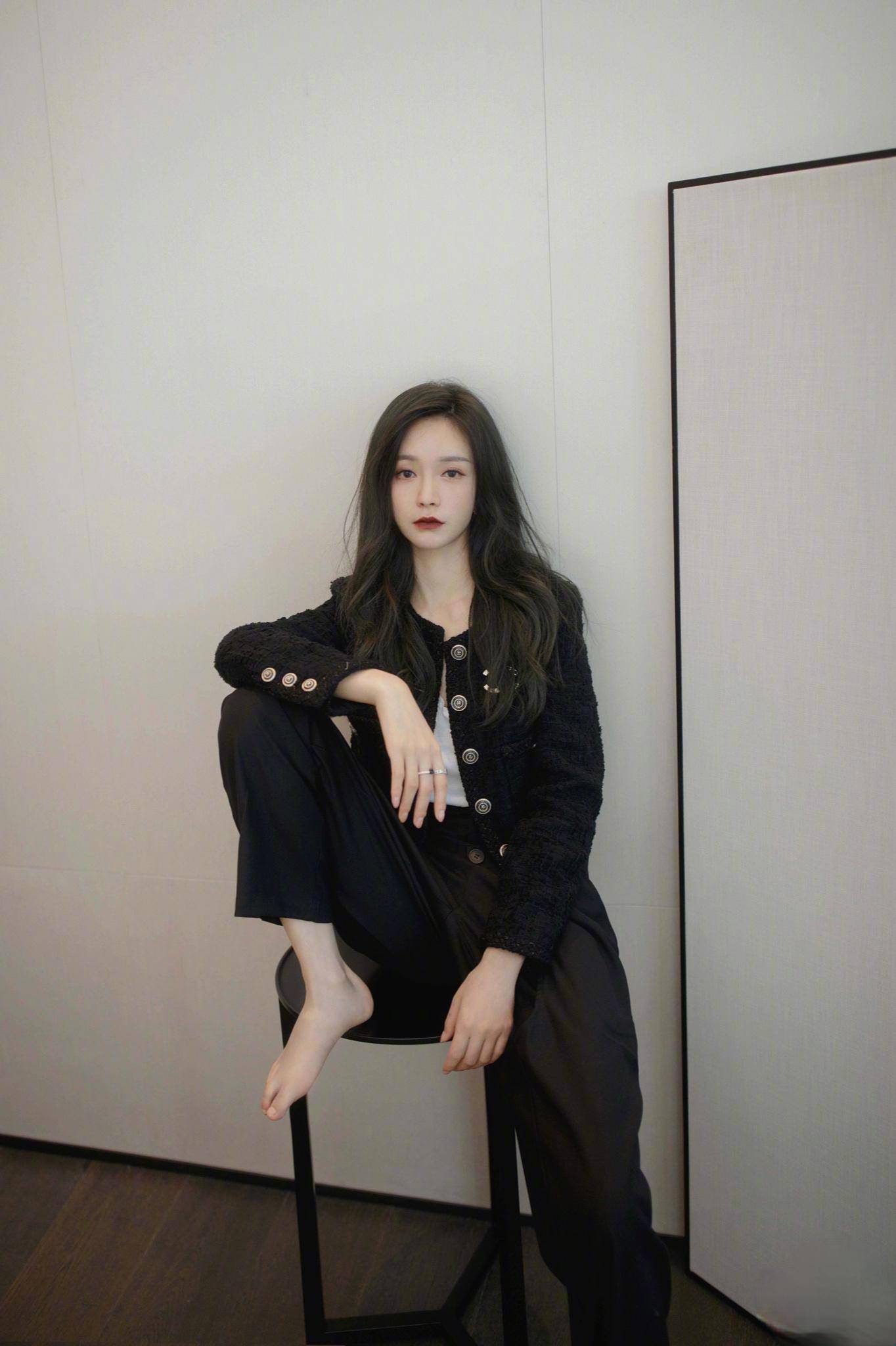 原创沈梦辰时尚衣品一级棒穿香槟色抹胸亮片裙优雅又不失性感