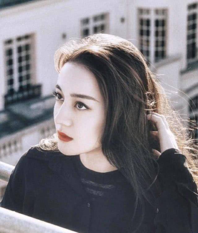 迪丽热巴一化妆就出油 看到未补妆的照片 网友 差别太大 脱妆 镜头 女明星