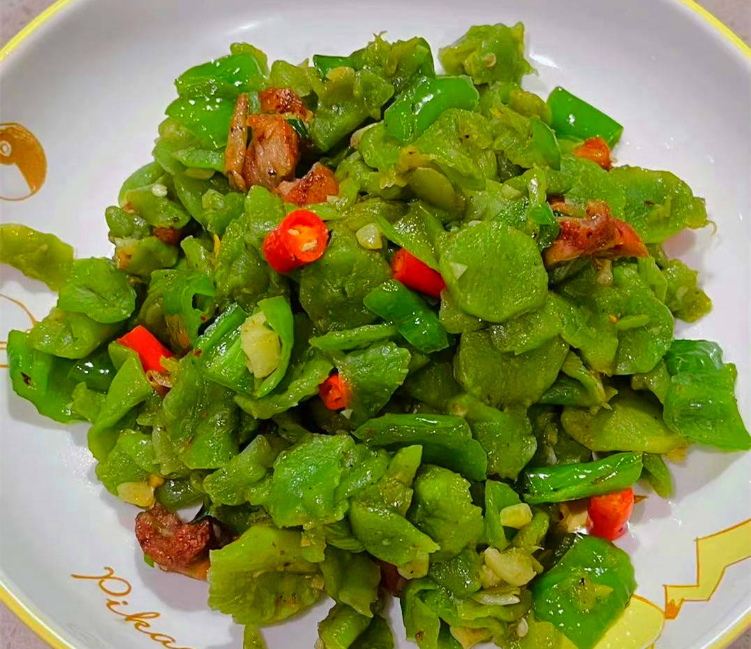 【凉拌莴笋干的做法】:锅中放入适量的热水,然后将