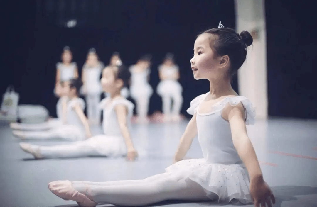 5岁女孩舞蹈班练舞下腰时致残，学舞蹈，这些事项要注意