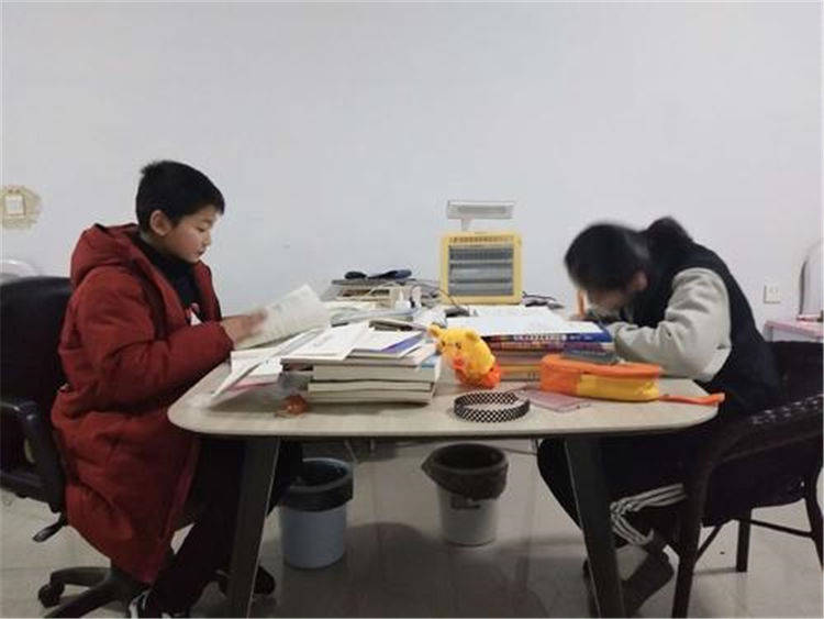 2岁宝宝跟着姐姐们一起学习,网友酸了:省心的娃都是别人家的_孩子