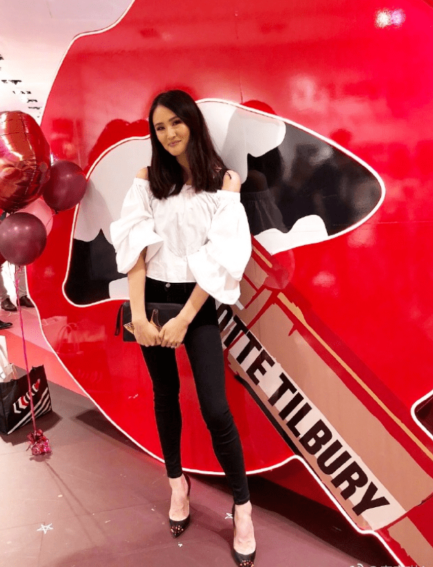 李小鹏携妻子李安琪高调亮相都穿黑色情侣装这明明是撒狗粮