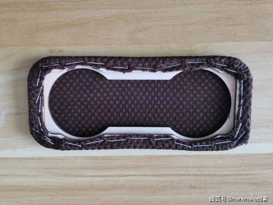 step 4,使用热熔胶将喇叭固定在圆形孔中.