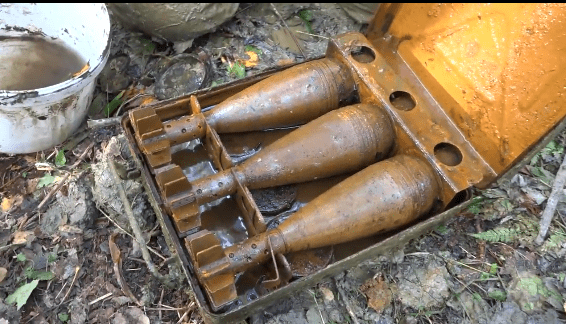 俄罗斯挖土党发现几十箱的迫击炮弹这是挖到一个小弹药库吗
