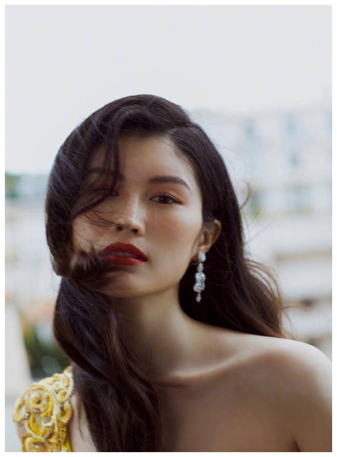 何穗黄色单肩裙加身很有料大长腿小蛮腰一个不少这才是美艳