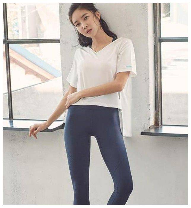 街拍:紧致魅力的紧身打底裤美女,完美展现紧致的曲线,超美_时尚_裤衩