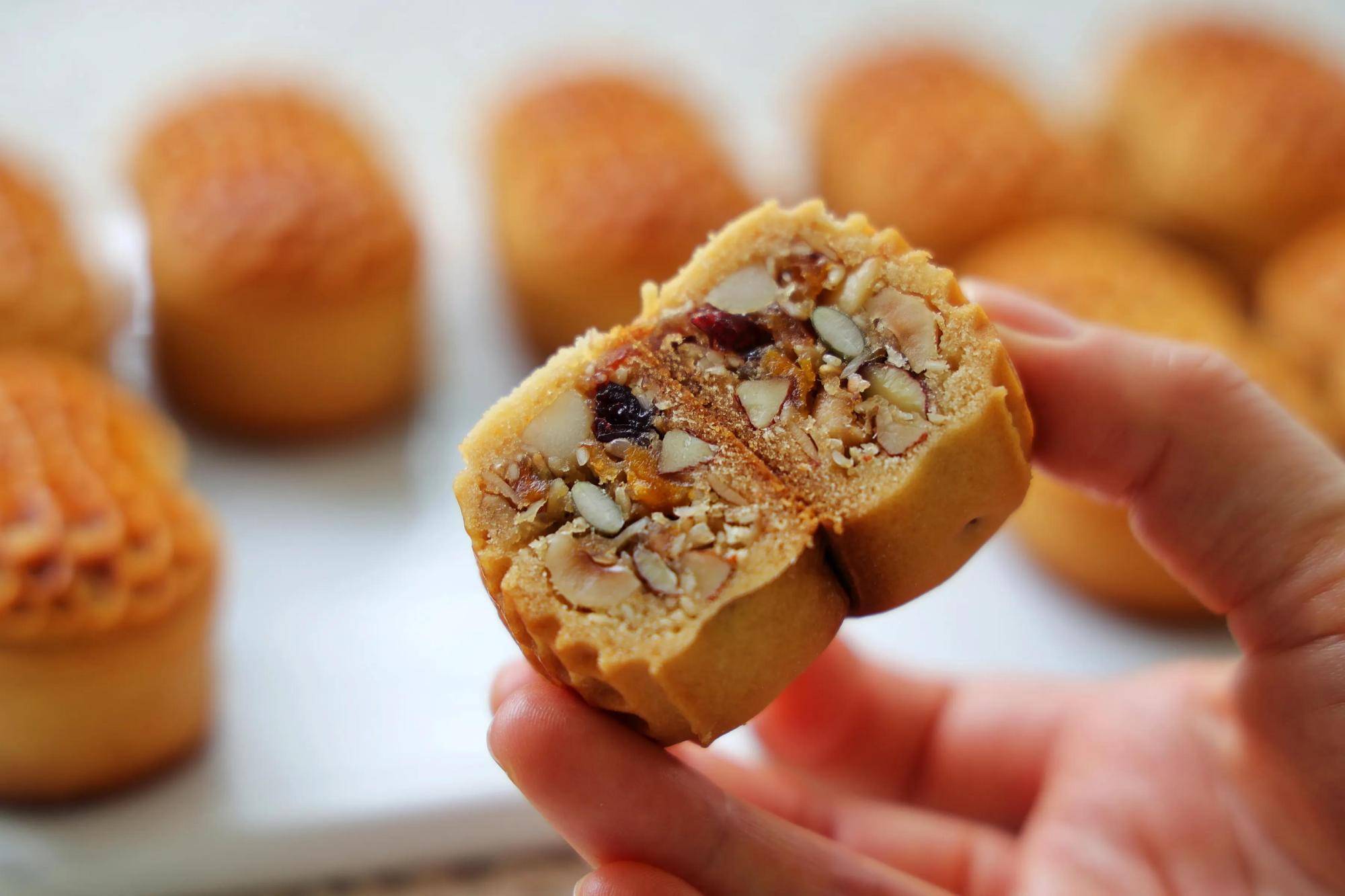 原创火爆全网的花生月饼搭配豪华的五仁馅料吃一口就停不下来