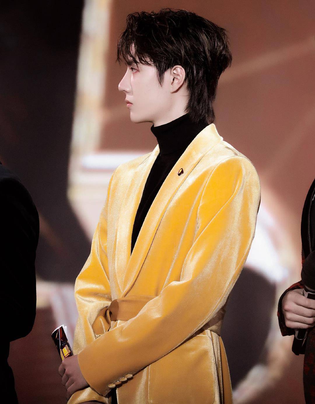 原创22岁王一博身穿丝绒绑带西装化身贵气小王子