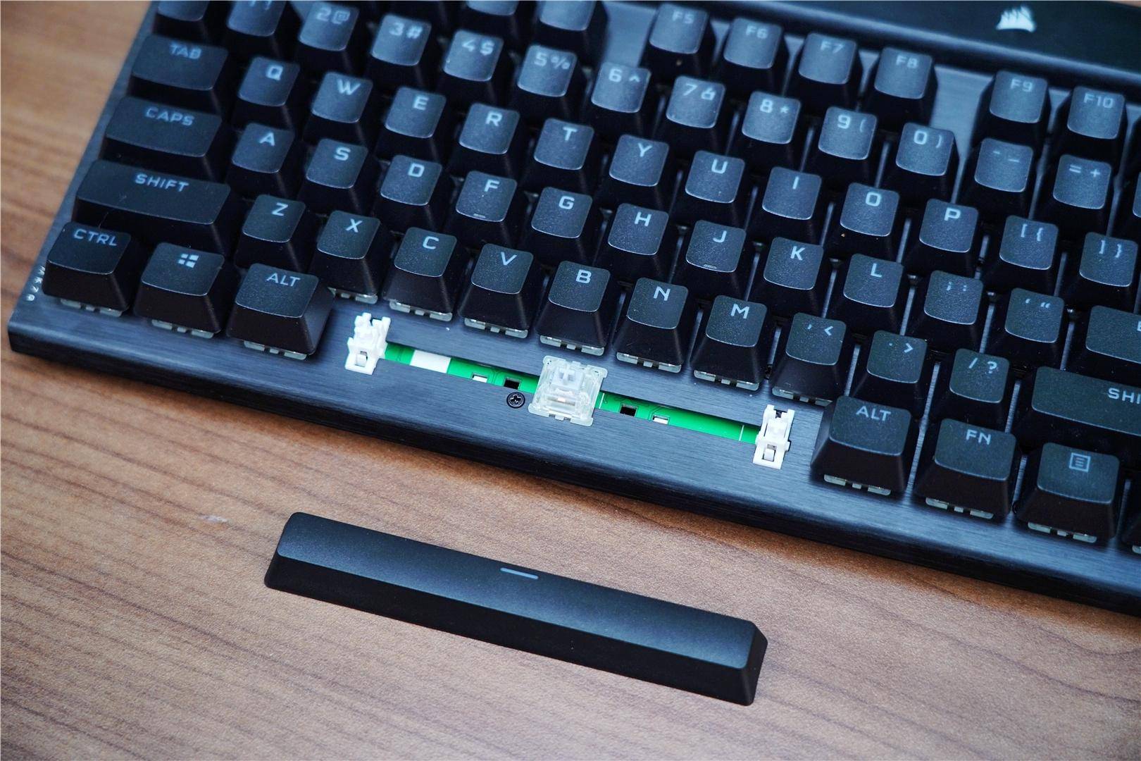 轴体是cherry rgb 银轴,也是我最喜欢的轴体,没有之一.其触发键程为1.