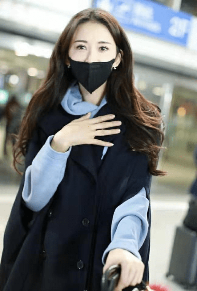 林志玲戴口罩低调现机场斗篷外套配连帽卫衣满满的少女感
