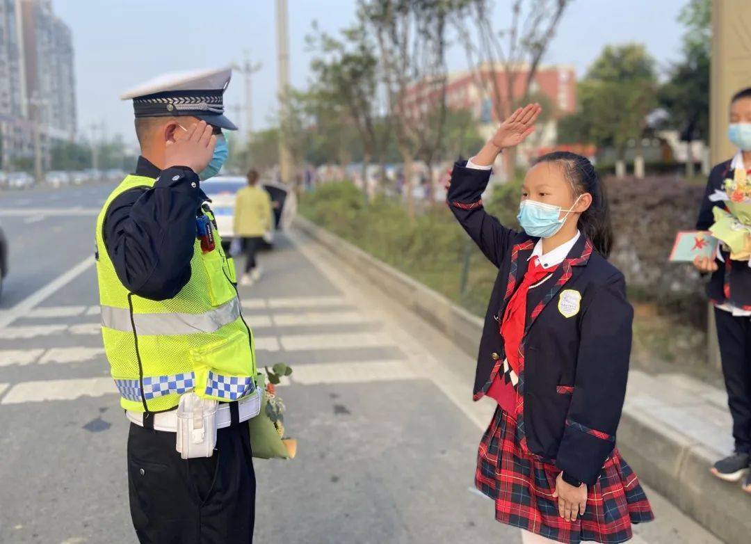 超暖心小学生为护学岗交警敬礼送花