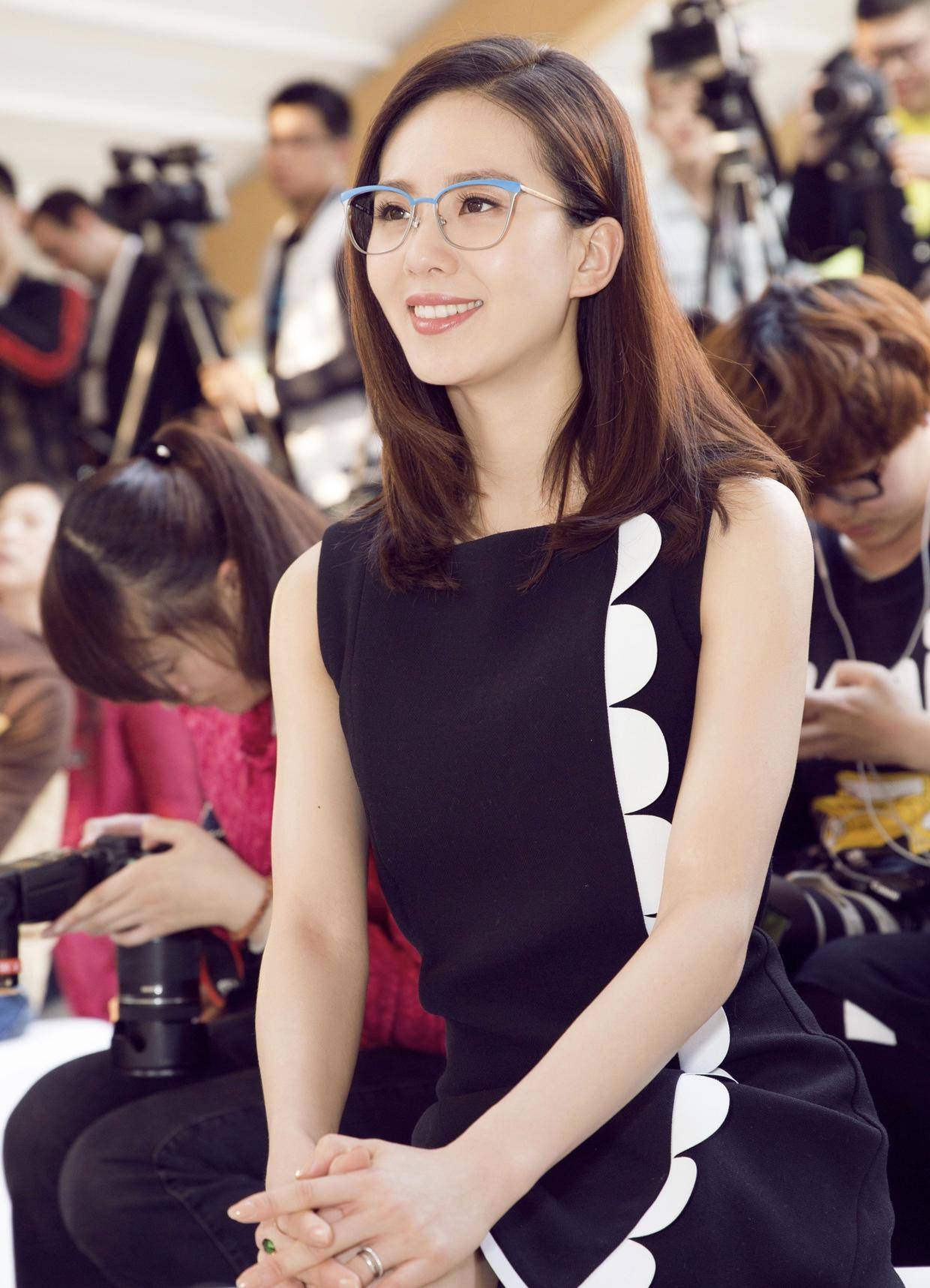 刘诗诗只因戴了眼镜就像变了个人穿黑色无袖连衣裙居然更优雅