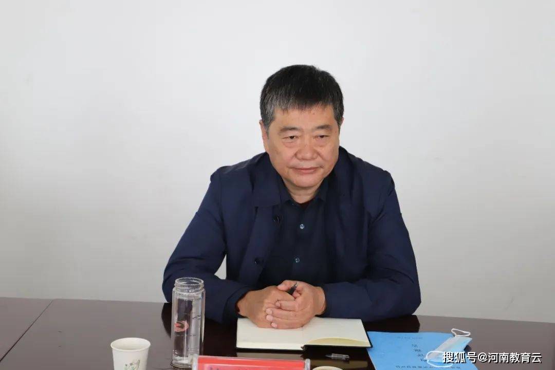 平舆县政府党组成员,二级调研员马林,教育局党组书记,局长李松勇陪同