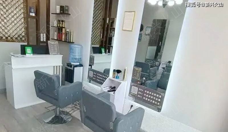 原创理发店生意惨淡老板把头发撒地上装假狗狠起来连自己都骗