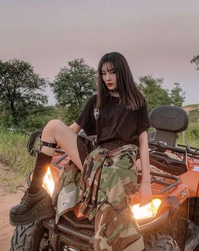 《变形记》叛逆少女,19岁却把长袜穿到"透光",腿比筷子细_杨馥宇_农村