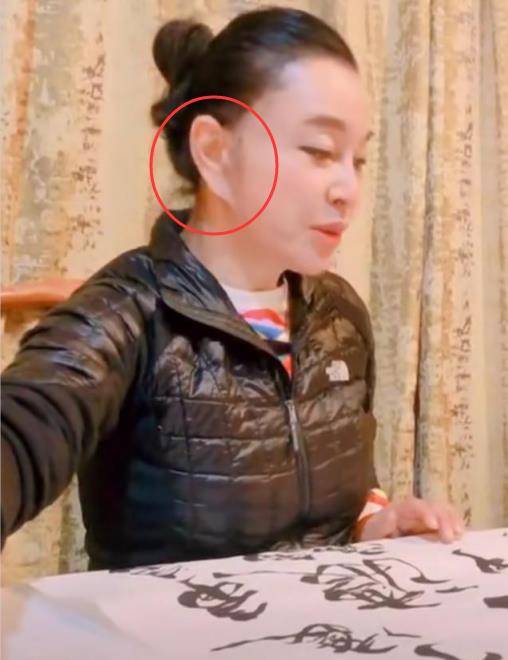 原创著名演员刘晓庆近照曝光淡妆出镜写书法却被变形的耳朵抢了镜