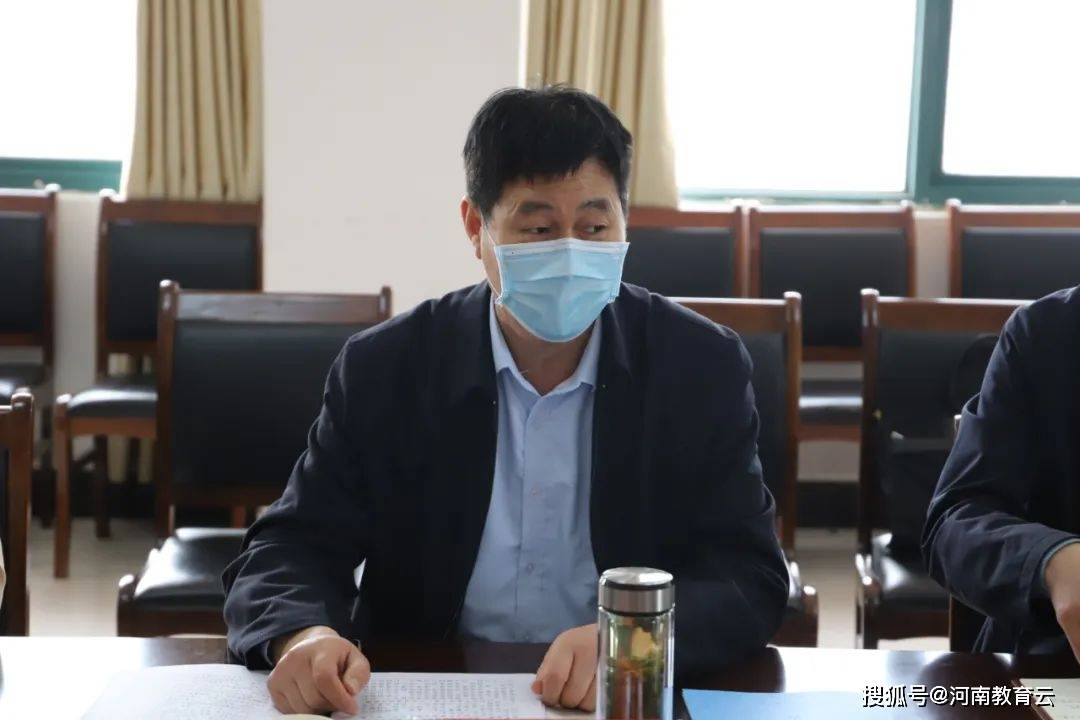 平舆县政府党组成员,二级调研员马林,教育局党组书记,局长李松勇陪同
