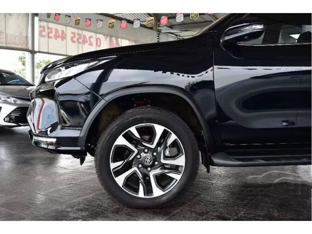 黑武士丰田奔跑者实拍,酷似缩小版"普拉多",越野不输坦克300