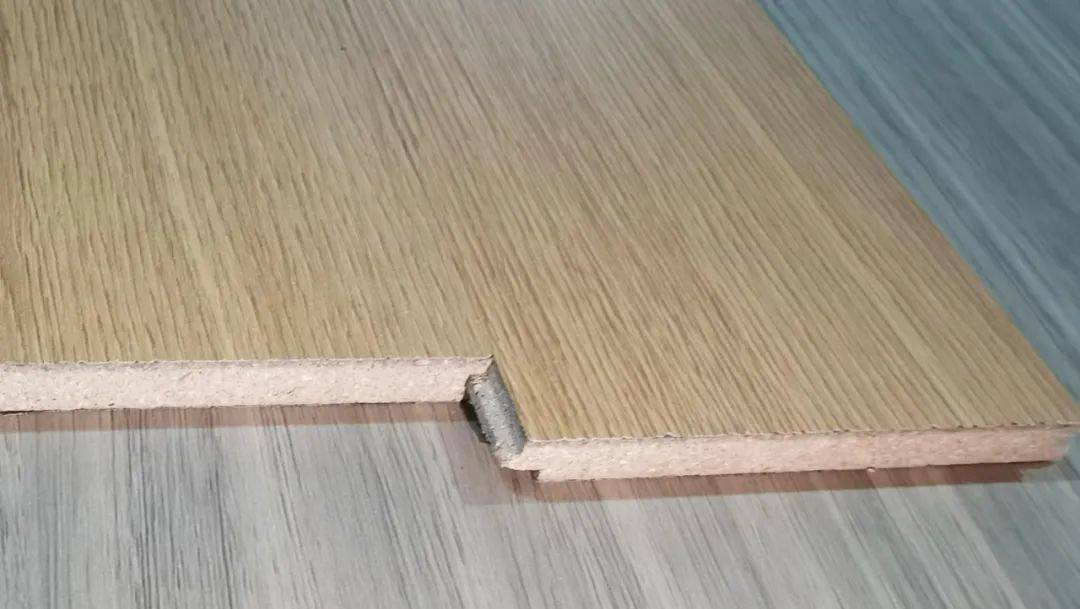 锁扣 图片来源:昊特板业双母槽 图片来源:昊特板业公母槽