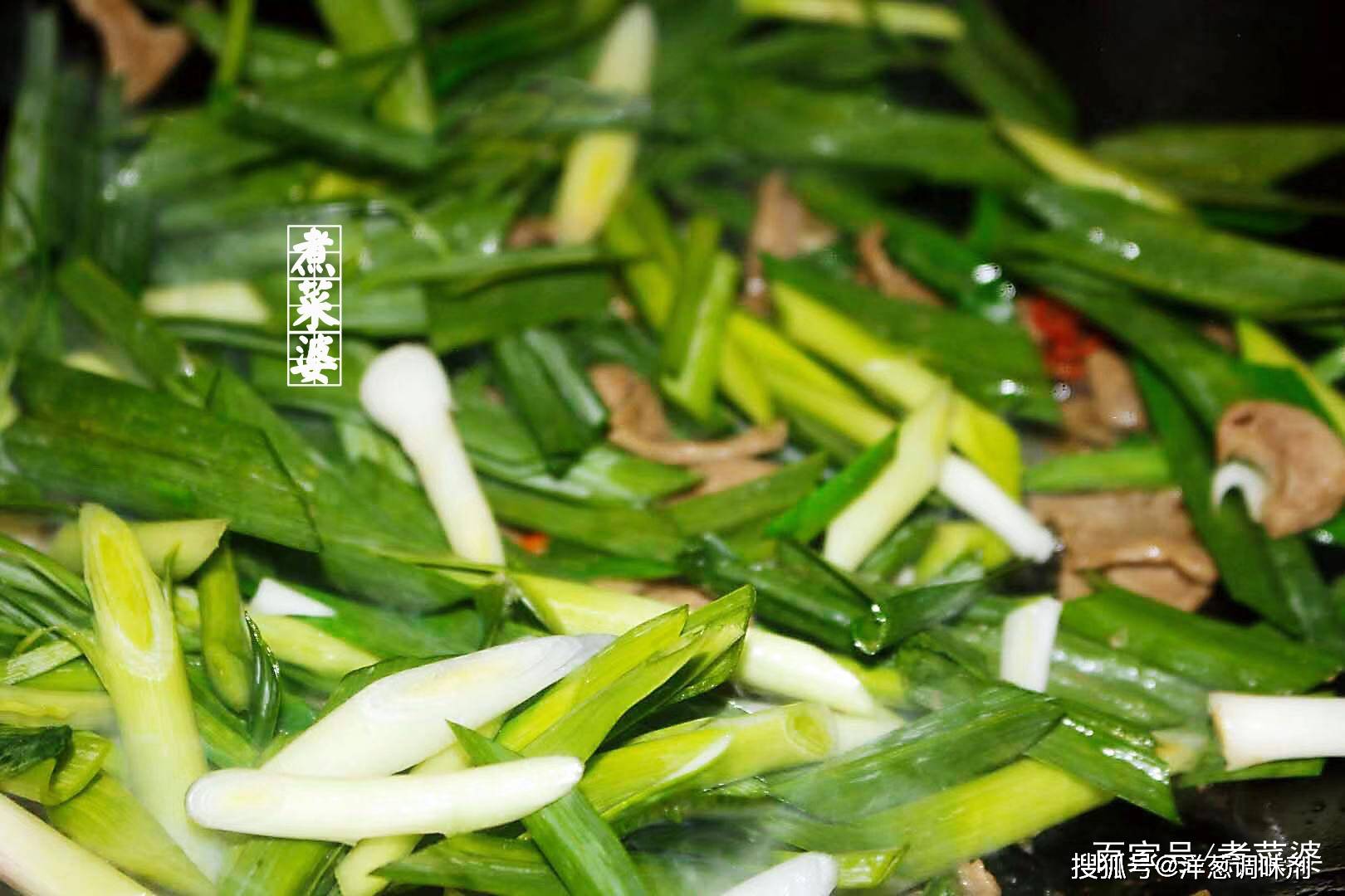 【婆婆叨叨】:1,猪肝买回来以后,一定要提前浸泡半小时以上,一来可以