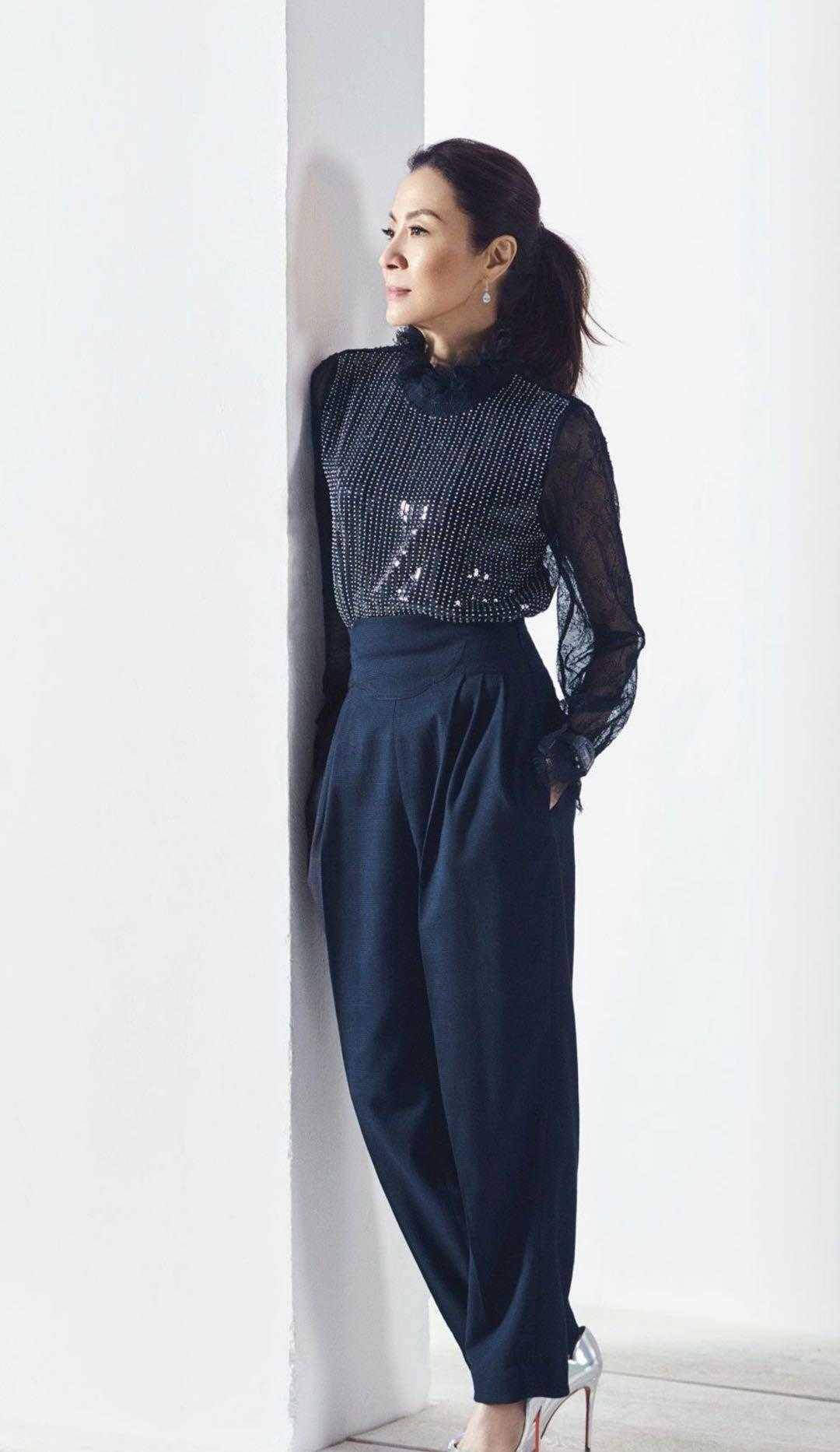 "杨紫琼,57岁穿搭打破年龄约束,一袭裙装穿出少女感_线条_高跟_的设计