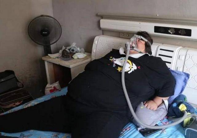 在欧洲,有一位体重高达400斤的女性想要怀孩子,去询问医生意见的时候